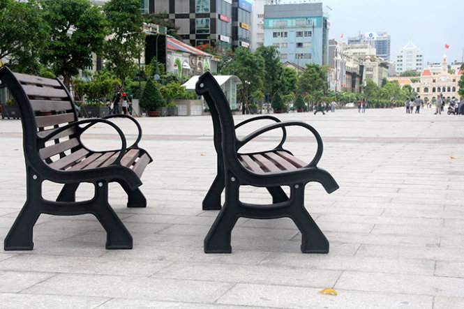 Ghế được để tạm trên quảng trường Nguyễn Huệ trước khi lắp đặt vào vị trí - Ảnh Quang Khải