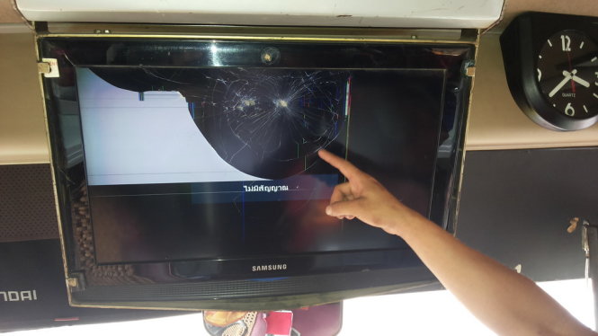 Chiếc tivi trên buồng lái của xe khách bị ném vỡ màn hình. - Ảnh: B.D