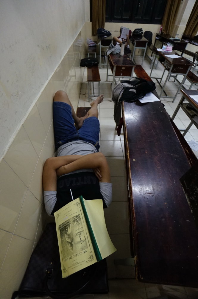 Một học sinh Trường THPT Ngô Thời Nhiệm, Q.9, TP.HCM tranh thủ chợp mắt trong lúc nghỉ giải lao của giờ ôn tập buổi tối (ảnh chụp lúc 20g14 tối 11-6)