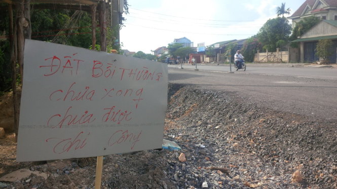 Người dân ở xã Hải Phú, Hải Lăng (Quảng Trị) cắm bảng không cho thi công quốc lộ 1 vì cho rằng họ chưa được đền bù thỏa đáng - Ảnh: Quốc Nam
