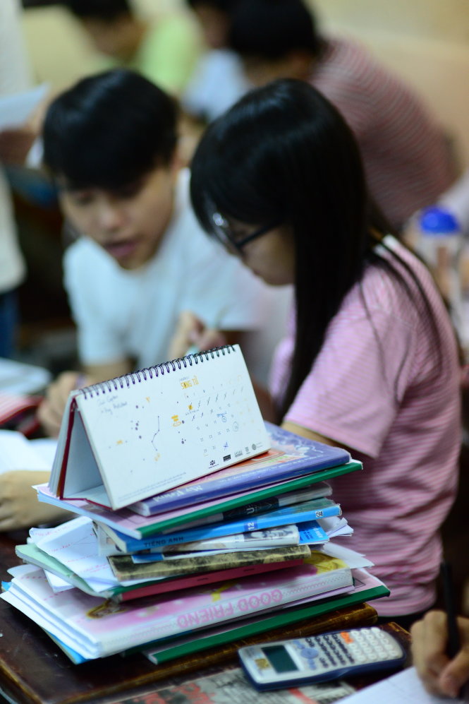 Nhật ký học tập của một học sinh Trường THPT Ngô Thời Nhiệm, Q.9, TP.HCM đánh dấu hết một ngày ôn thi và đếm ngược đến kỳ thi (ảnh chụp tối 11-6)