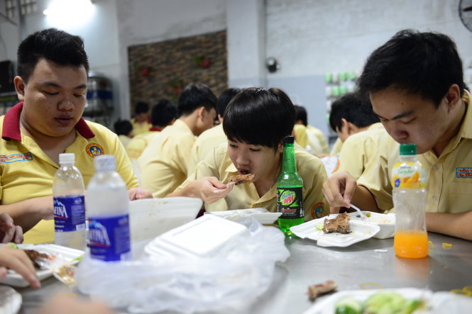 Học sinh Trường THPT Thành Nhân, Q.Tân Phú, TP.HCM ăn khuya sau giờ ôn tập buổi tối lúc 22g15 ngày 10-6