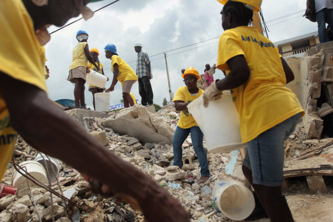 Người dân Haiti tham gia dọn đống đổ nát ở thủ đô Port-au-Prince sau động đất - Ảnh: AFP