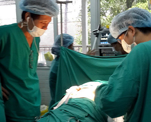 Các bác sĩ trong một ca phẫu thuật lấy dị vật hóc trong thực quản cho bệnh nhân