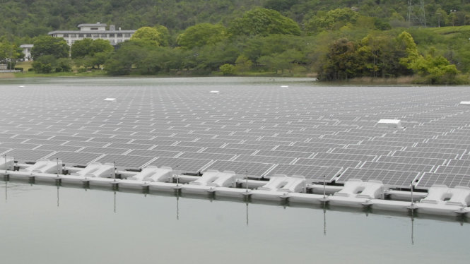 Trạm điện mặt trời của Công ty Kyocera thả nổi trên mặt hồ thủy lợi sử dụng 9.072 tấm thu năng lượng mặt trời - Ảnh: Kyocera
