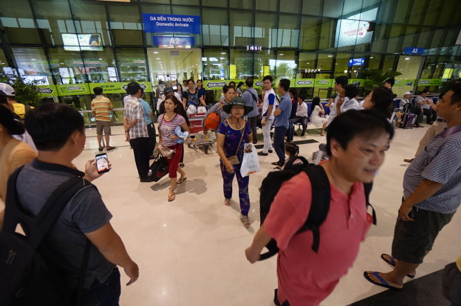 Hành khách tại sân bay Tân Sơn Nhất, TP.HCM chiều 16-6 - Ảnh: Quang Định