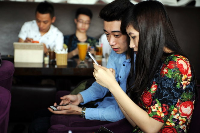 Có thể dễ dàng bắt gặp những hình ảnh người trẻ dùng smartphone để lướt web hay mạng xã hội, tán gẫu và tìm kiếm thông tin tại các quán cà phê - Ảnh minh họa: CellphoneS