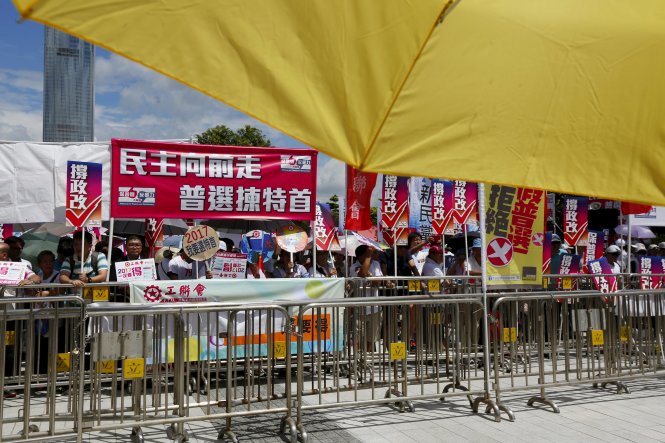 Rào chắn ngăn nhóm biểu tình ủng hộ và nhóm chống đối dự luật cải cách bầu cử ở Hong Kong ngày 17-6 - Ảnh: Reuters