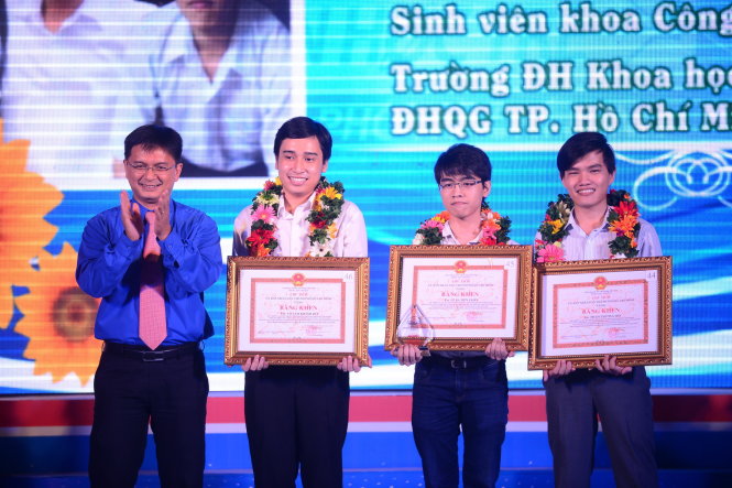 Bí thư Thành đoàn TP.HCM Nguyễn Mạnh Cường trao thưởng cho nhóm đoạt giải nhất bảng D -  Ảnh: Quang Định
