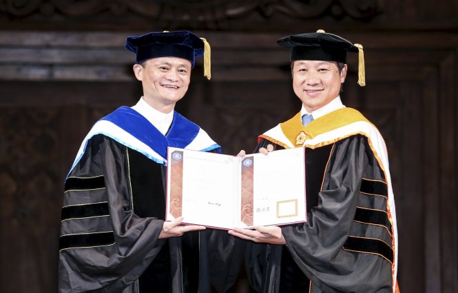 Tỉ phú Trung Quốc Jack Ma (Mã Vân - trái) nhận bằng tiến sĩ danh dự tại Đài Loan hôm 5-6. Ông chủ của tập đoàn bán lẻ trên mạng Alibaba hiện có tài sản đến 30 tỉ USD   Ảnh: Reuters