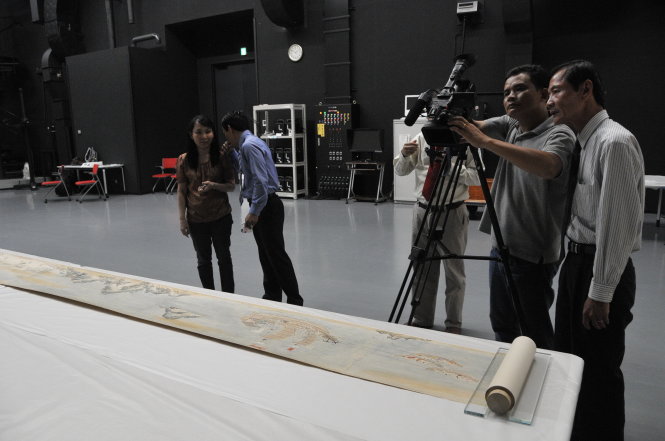 Đoàn làm phim ghi hình cuộn tranh về châu ấn thuyền dài 11m đề cập quá trình giao thương của Việt Nam và Nhật BảnẢnh: PHẠM XUÂN NGHỊ