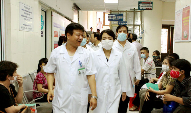 Bộ trưởng Bộ Y tế Nguyễn Thị Kim Tiến (giữa) và đoàn giám sát làm việc tại Bệnh viện Bệnh nhiệt đới T.Ư ngày 18-6 - Ảnh: Dương Ngọc
