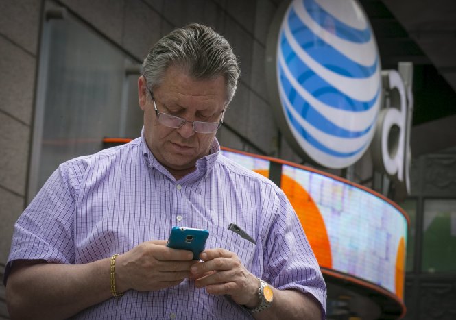 Bên ngoài một cửa hàng của AT&T ở New York ngày 17-6 - Ảnh: Reuters