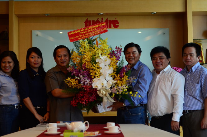 Phó chủ tịch UBND TP.HCM thăm và chúc mừng Báo Tuổi Trẻ nhân kỷ niệm ngày Báo chí Cách mạng Việt Nam 21-6 - Ảnh: THANH TÙNG