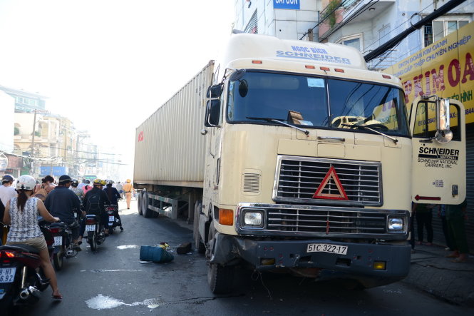 Xe container gây tai nạn làm bị thương một người đi đường trên đường Hoàng Văn Thụ, P.9, Q.Phú Nhuận, TP.HCM - Ảnh: Hữu Khoa