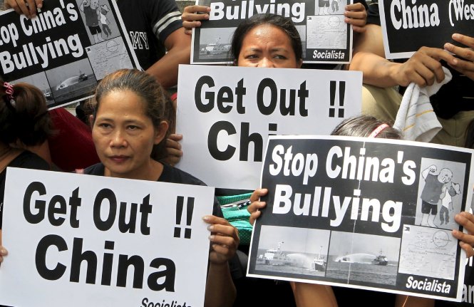 Người dân Philippines biểu tình tố cáo Trung Quốc bắt nạt trên Biển Đông, trước Lãnh sự quán Trung Quốc ở TP Makati ngày 19-6 - Ảnh: Reuters