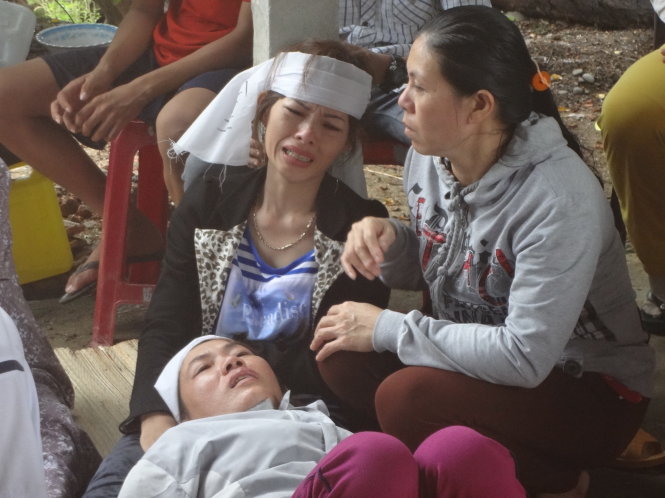 Hai chị ruột của nạn nhân Diệp là Lê Thị Ánh và Lê Thị Tuyết khóc ngất trước nỗi đau mất người thân - Ảnh: Võ Minh