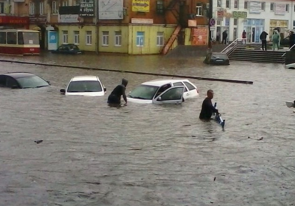 Nước ngập tới mui xe hơi ở thành phố Kursk, Nga - Ảnh: Twitter