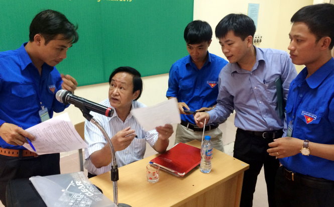 Các bạn trẻ trao đổi kinh nghiệm sản xuất với chuyên gia nông nghiệp Nguyễn Lân Hùng tại liên hoan - Ảnh: Lâm Hoài