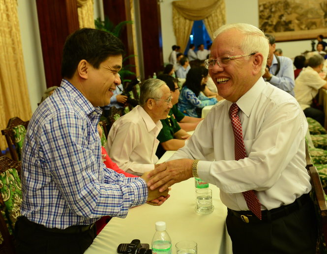 Chủ tịch UBND TP.HCM Lê Hoàng Quân (phải) trò chuyện cùng các nhà báo tham dự buổi họp mặt - Ảnh: Quang Định