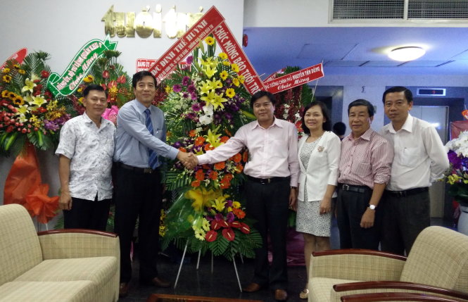 Ông Đào Văn Lừng (bìa trái) chúc mừng tổng biên tập Tăng Hữu Phong và các lãnh đạo báo Tuổi Trẻ nhân ngày 21-6 - Ảnh: Quang Khải