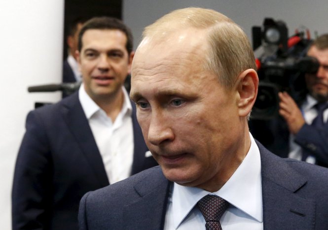 Tổng thống Putin tiếp Thủ tướng Hi Lạp Alexis Tsipras tại Saint Petersburg ngày 19-6. Nga có hướng hỗ trợ tài chính cho Hi Lạp như một cách “trả đũa” phương Tây - Ảnh: Reuters
