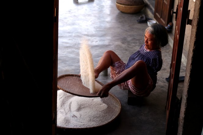 Đôi chân thuần thục sàng gạo thuê đã giúp bà Hành vượt qua gánh nặng cơm áo - Ảnh: Ngọc Dương
