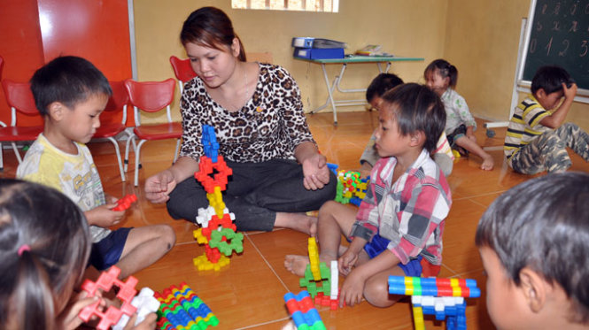 Cô giáo Minh và những học trò nhỏ trong phòng học mới - Ảnh: Ngọc Quang