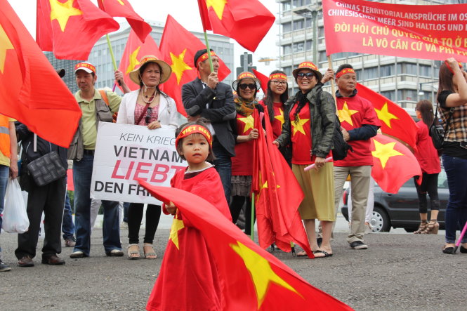 Hàng ngàn người Việt cùng bạn bè quốc tế tuần hành ở thủ đô Berlin của Đức hôm 14-6 phản đối Trung Quốc chiếm đóng và bồi đắp đảo trái phép ở Biển Đông - Ảnh: Trương Anh Tú