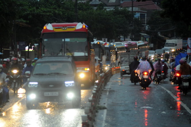 Kẹt xe kéo dài trên đường Nguyễn Ái Quốc, hướng từ công viên 30-4 vào ngã tư Tân Phong - Ảnh: A Lộc