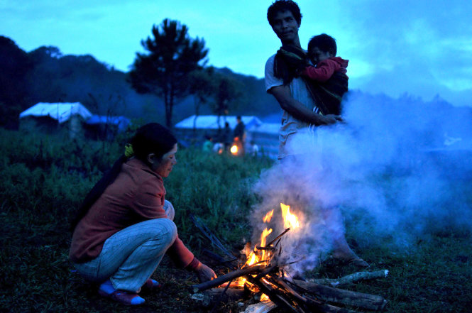 Trước khi trời tối, các gia đình thường đốt lửa bên ngoài lều để đuổi muỗi, giữ ấm. Tại đây, lửa là thứ ánh sáng duy nhất vào ban đêm của người dân