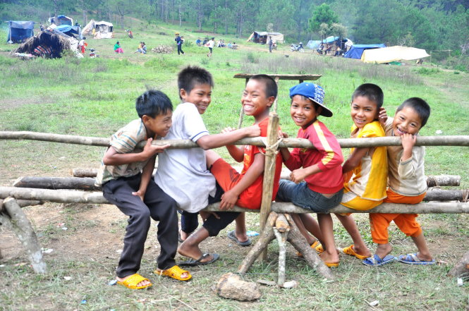  Những đứa trẻ của làng hầu như không được học hành đang chơi trên chiếc ghế được làm từ những cây củi