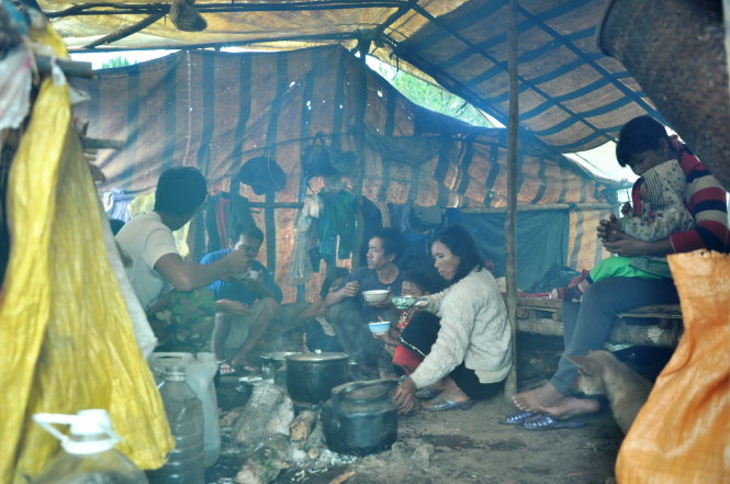 Một gia đình ăn cơm chiều trong túp lều của mình