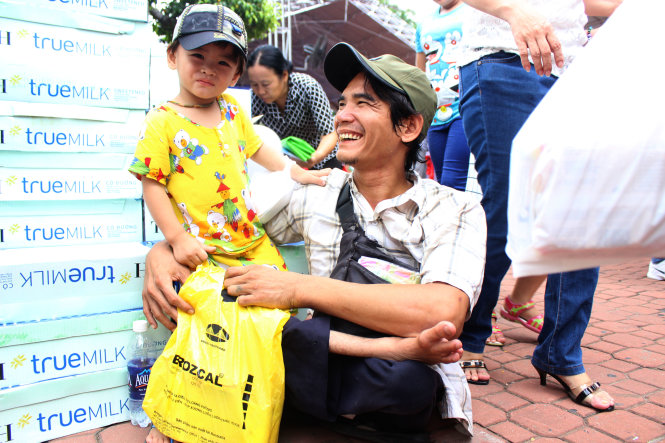 Cha con anh Phong trong dịp Ngày quốc tế thiếu nhi (ảnh chụp tại công viên 23-9 ngày 30-5) - Ảnh: Như Quỳnh