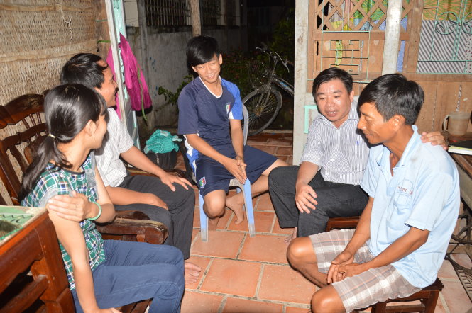 Giáo viên Trường THPT Phú Điền “đột kích” nhà em Gia Bảo Ảnh: NGỌC TÀI