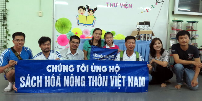 Những người bạn đồng hành ủng hộ chương trình của Nguyễn Quang Thạch gặp anh (thứ ba từ trái qua) tại điểm dừng chân cuối cùng - Ảnh: L.Điền