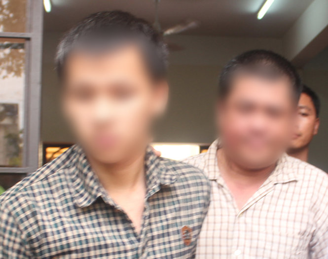 Bị cáo Lê Tấn Trung (áo sọc trắng) bị bắt giam ngay khi tòa phúc thẩm kết thúc