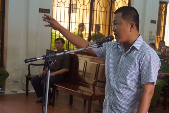 Nhân chứng Nguyễn Thái Phong khai đã chứng kiến Trúc hất ly bia vào mũi bị cáo Vinh - Ảnh: A Lộc