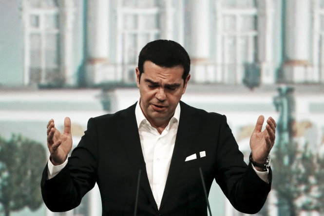 Thủ tướng Hi Lạp Alexis Tsipras vẫn cương quyết không chấp nhận thắt lưng buộc bụng - Ảnh: Reuters