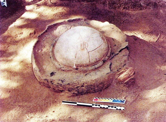 Một mộ chum phát hiện trong đợt khai quật năm 1999 cạnh chùa Linh Sơn, thị trấn Óc Eo, Thoại Sơn (An Giang). Trong mộ chum thường có đồ tùy táng bằng vàng, đá quý… Ảnh: ĐỨC VỊNH chụp lại