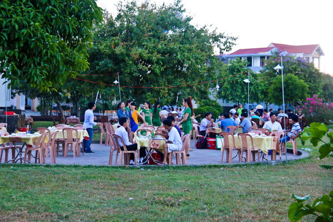 Công viên góc đường Trần Hữu Dực giao với đường Tố Hữu (TP Huế) đã bị ba quán nhậu chiếm dụng