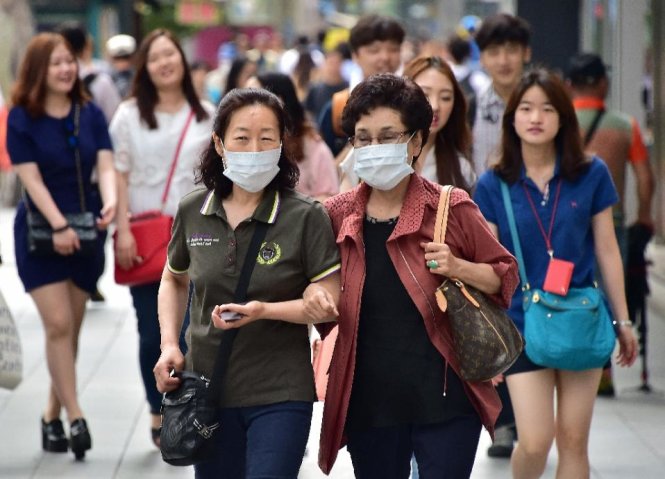 Người dân Hàn Quốc mang khẩu trang phòng tránh bệnh MERS Ảnh: AFP