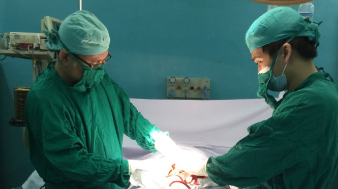 Phẫu thuật cắt da quy đầu cho một bệnh nhân tại Bệnh viện Bình Dân - Ảnh: BV cung cấp