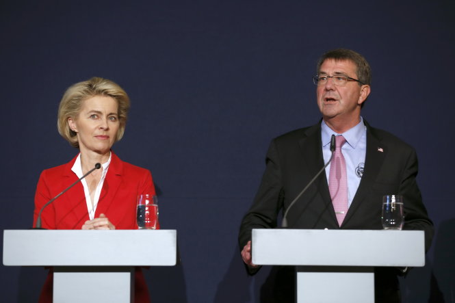 Bộ trưởng Quốc phòng Mỹ Ashton Carter (phải) và người đồng cấp Đức Ursula von der Leyen trong cuộc họp báo chung tại Munetser - Ảnh: Reuters