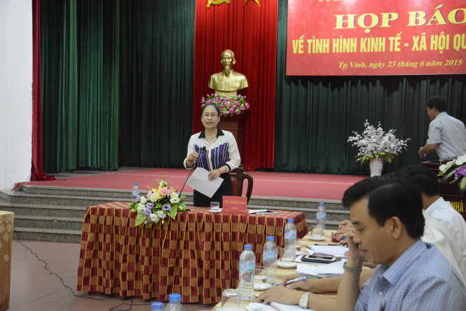 Bà Đinh Thị Lệ Thanh, Phó chủ tịch UBND tỉnh Nghệ An, chủ trì cuộc họp báo - Ảnh: Hồ Văn