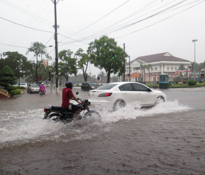 Trưa 24-6, trước thời điểm bão số 1 đổ bộ vào đất liền, mưa lớn đã khiến nhiều tuyến phố của TP.Thái Bình biến thành…sông - Ảnh: CTV X.Bình