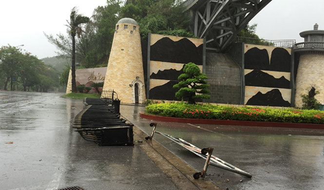 Cổng của một công ty ở Đồ Sơn được hạ xuống trước khi bão về - Ảnh: Thân Hoàng
