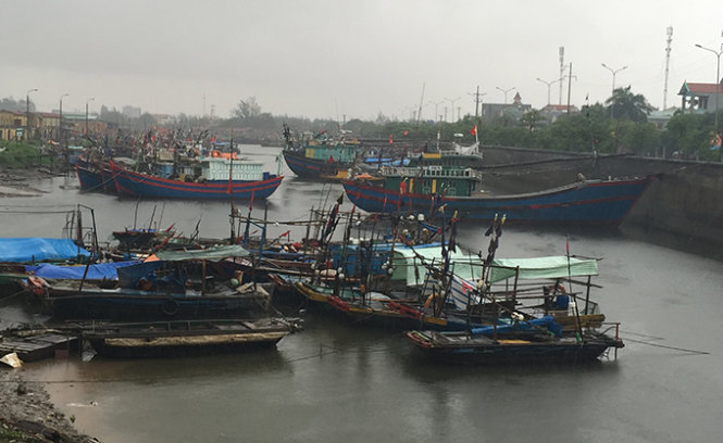 Các tàu thuyền neo đậu tại bến Săm (Đồ Sơn, Hải Phòng) trưa  24-6 - Ảnh: Thân Hoàng