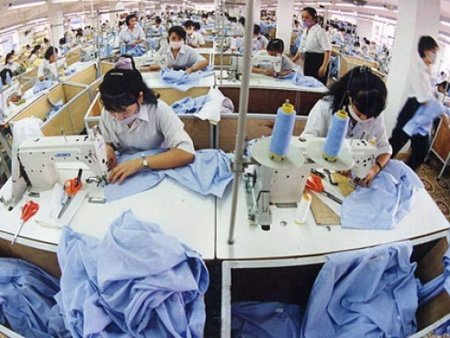 Công nhân đang làm việc tại một trong những nhà máy của Vinatex - Ảnh: Vietnamnews