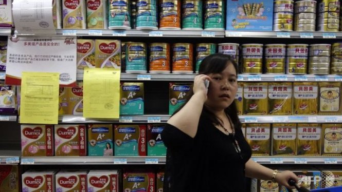 Quầy sữa bột công thức tại một siêu thị ở Bắc Kinh Ảnh: AFP